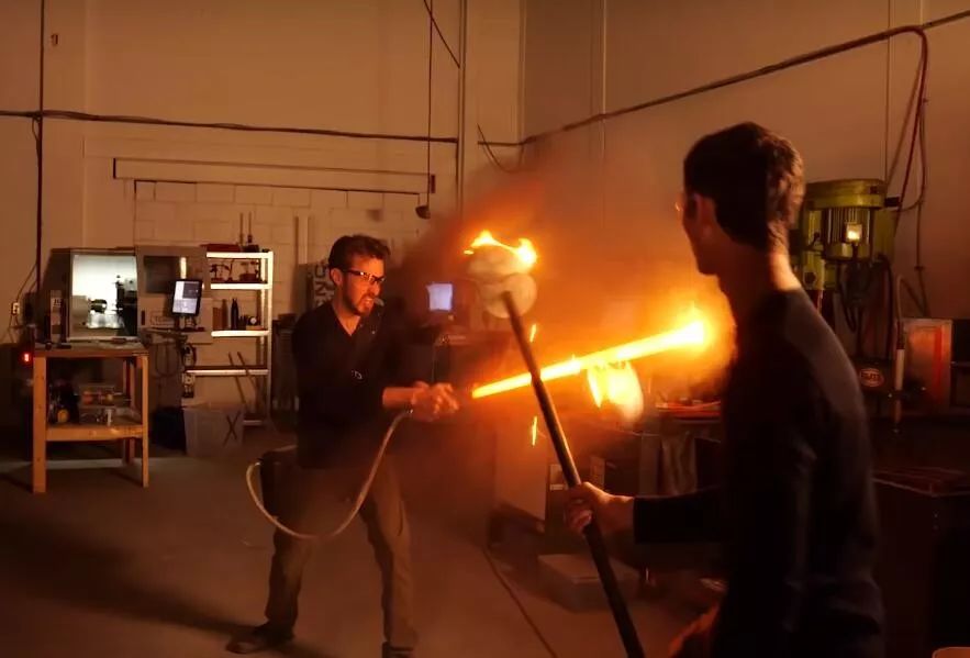 美国小伙创造激光剑,美国人发明的激光剑