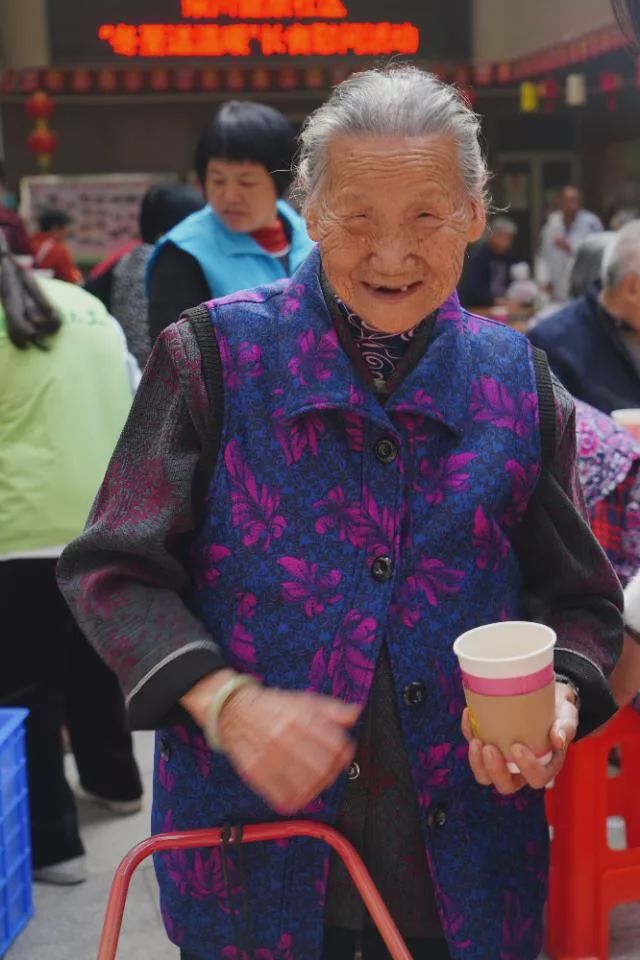 冬日里的温暖传递,冬日的温暖和幸福在彼此间传递