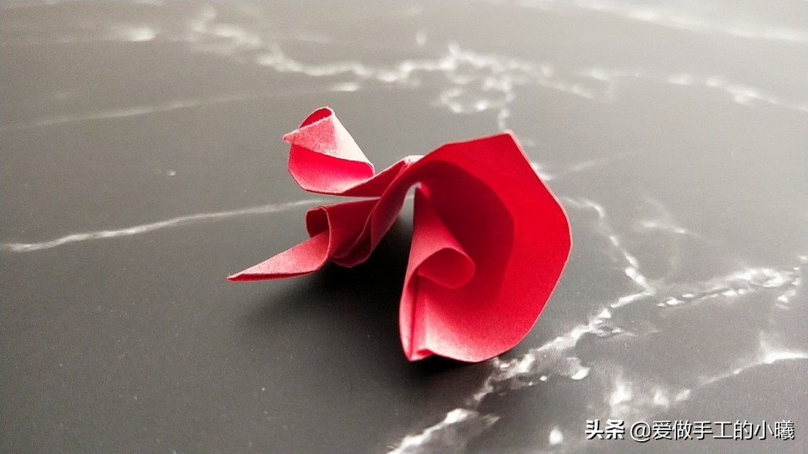 玫瑰花正方形折纸教程图解,怎么样用折纸叠出来简单的玫瑰花