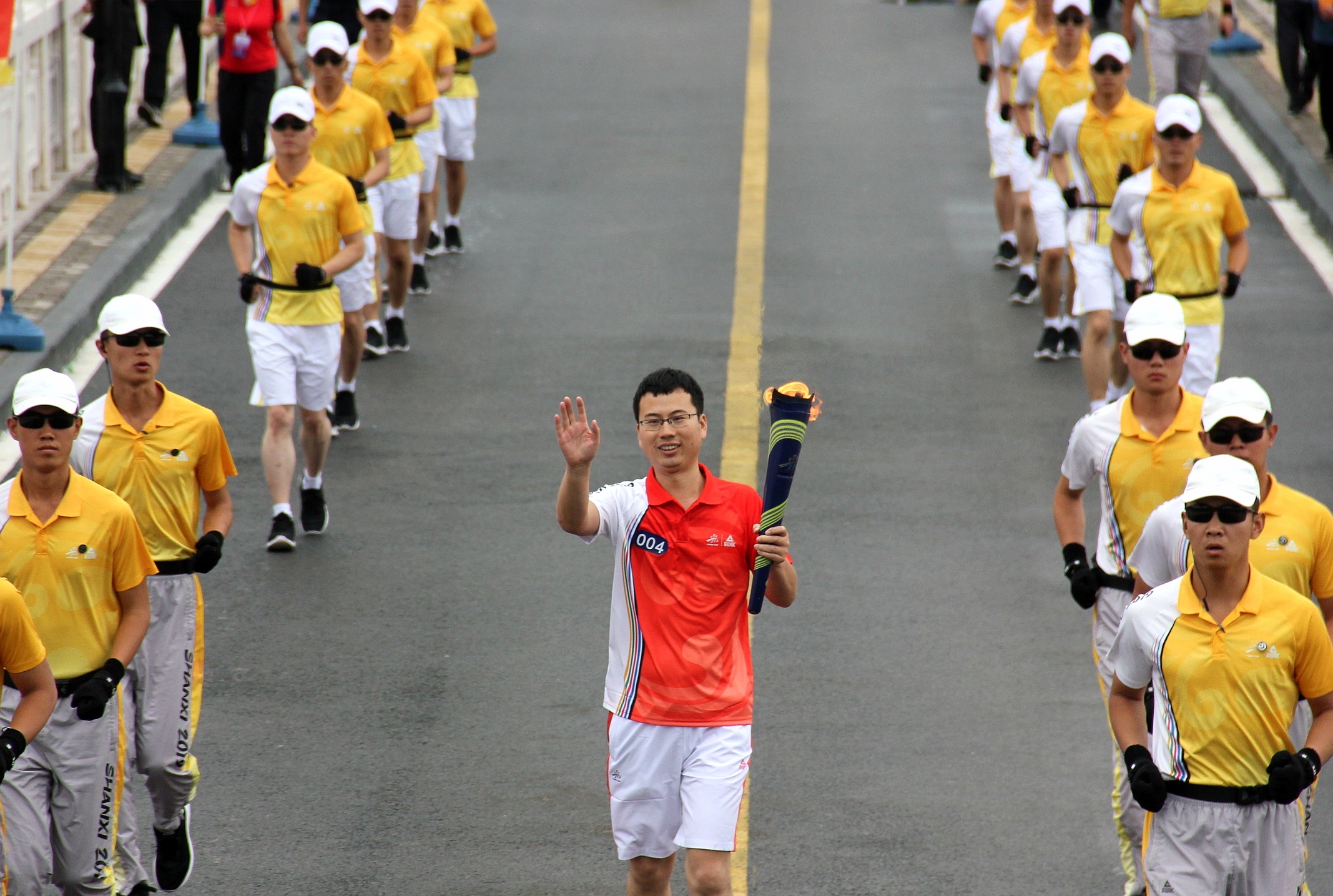 红色兴县喜迎二青圣火30万老区人民传递青*梦春**想