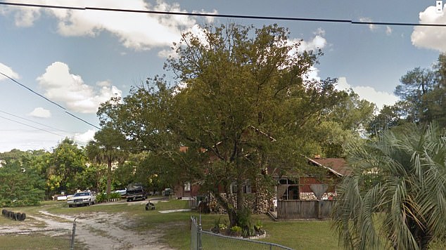 美国72岁黑人老汉不满侄子洗澡时间长，多次用屠刀捅其腹部及胸