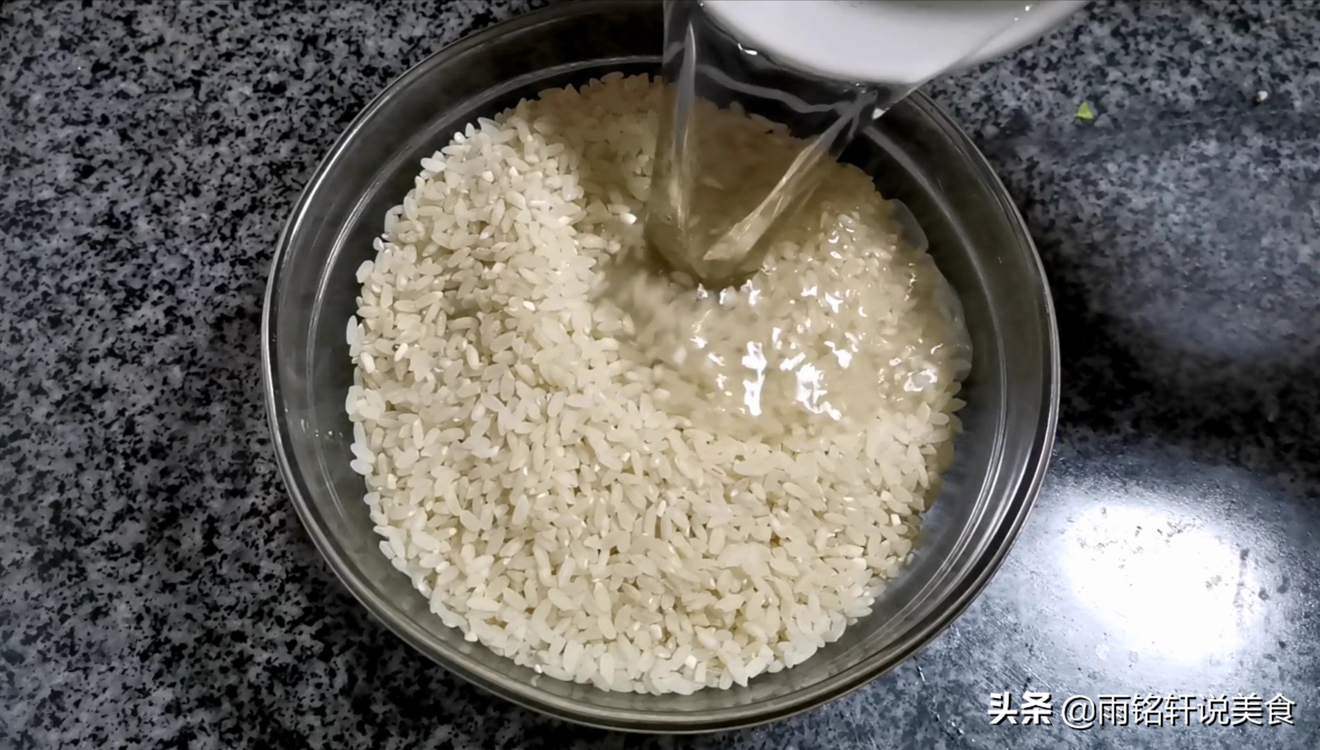 肠粉在家要怎么制作呀,想吃肠粉没有料汁怎么弄