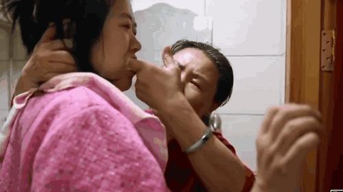 “我在为自闭症女儿奔波，你却让你妈吸雾霾”