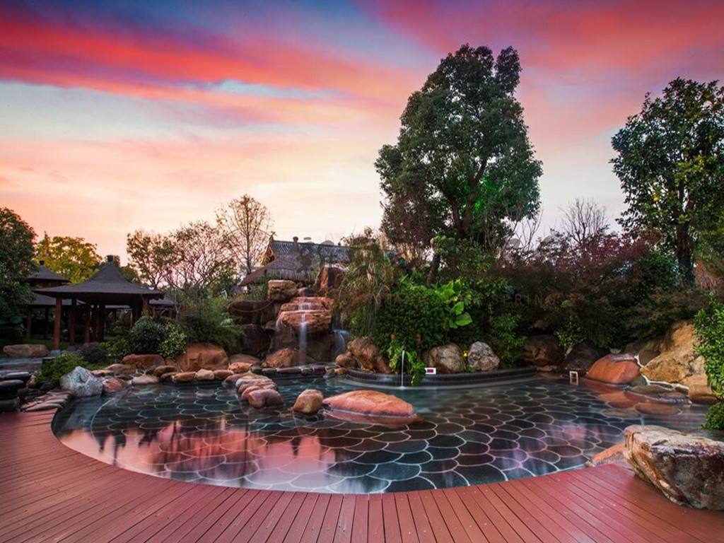 冷冷冬日泡着暖暖的温泉,阴冷潮湿的天气里泡个温泉