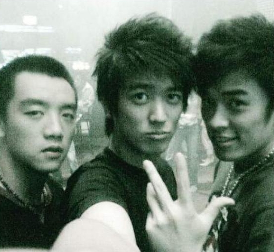 郑恺晒新跑男团合影照片,跑男团集体为郑恺庆生