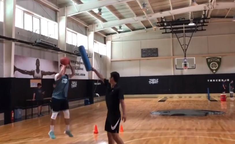 男篮2大争议后卫，曝光最新训练片段，郭少苦练运球，赵睿练中投