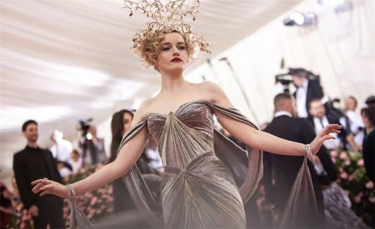 破产的辛德瑞拉ZacPosen！看来裙子再好看，人们买不起也没用