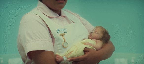 触及各种禁忌点的邪典之作被改编成了电影，一开播就大获好评