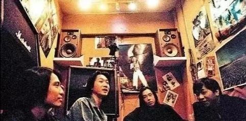 黄家驹戴面具唱的歌,黄家驹戴的十字架