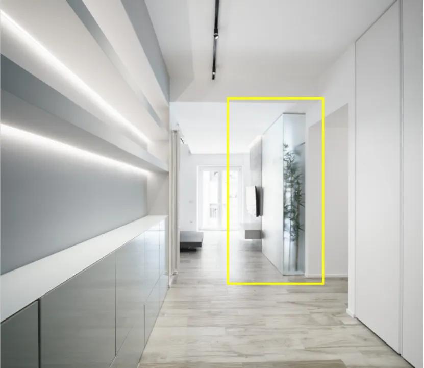 不用舍弃客厅，她家给电视墙拼接玻璃，撒上碎石子就多了个景观区