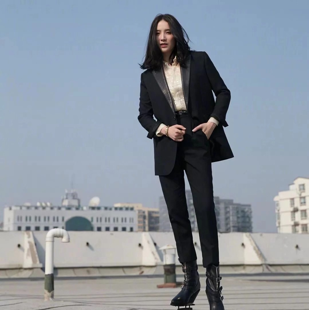 宋佳穿高级感西装,宋佳缎面西装搭皮鞋气场十足