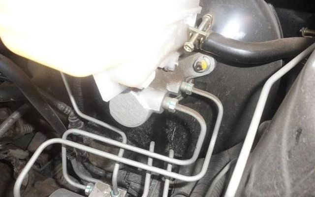 汽车刹车时出现顿挫感是什么原因,汽车刹车的时候抖动是什么原因