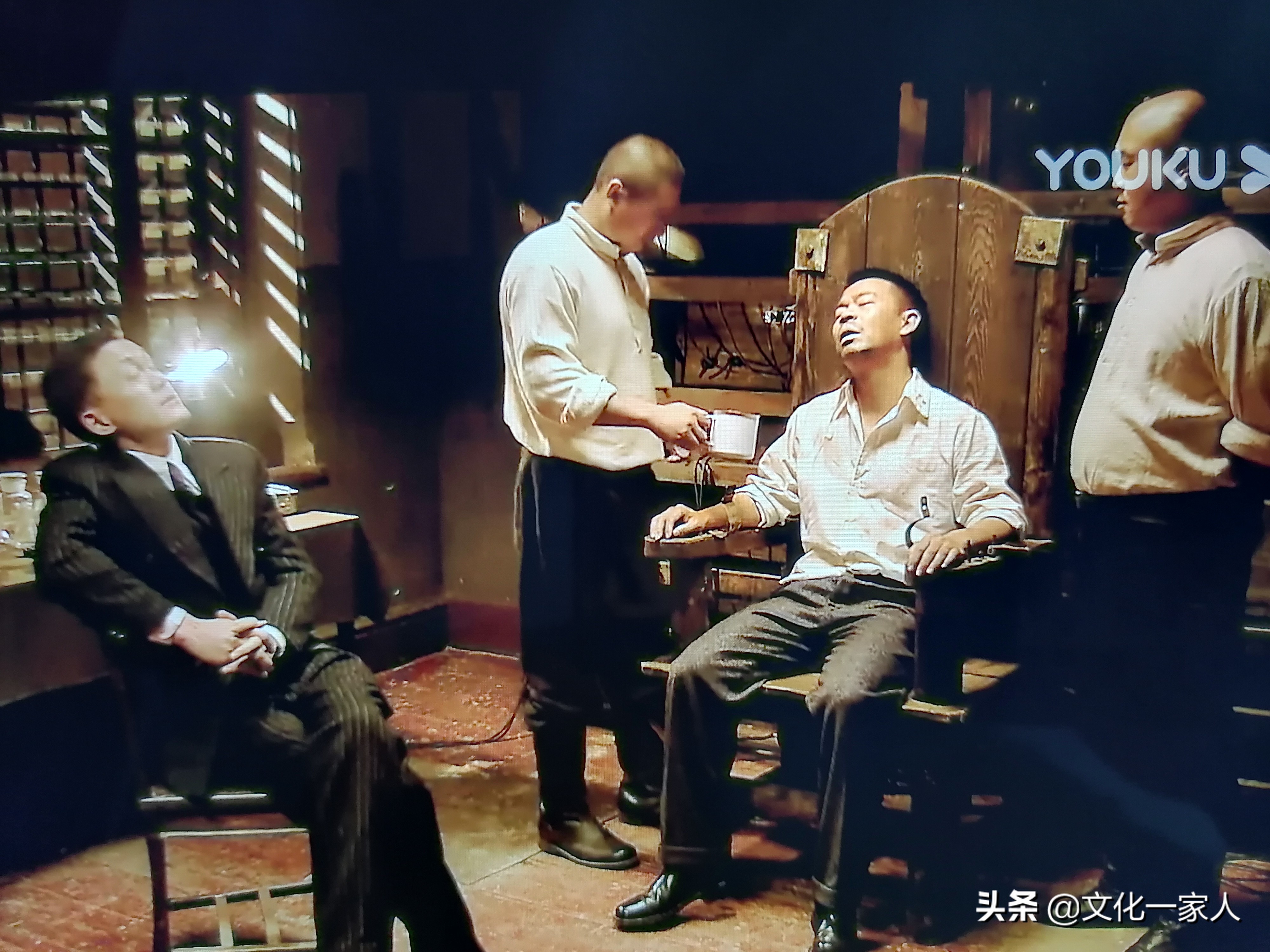 《悬崖》：一场敌中有我，我中有敌，斗智斗勇命悬一线的生死较量