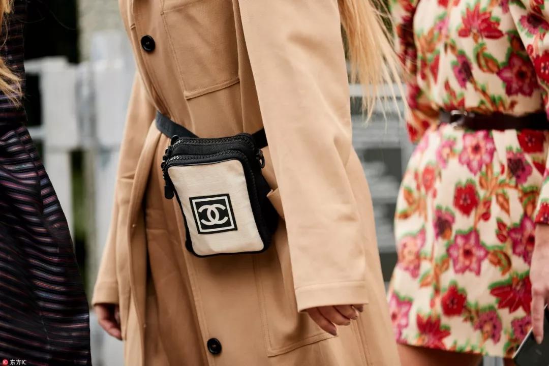 又一件“土味”单品回潮了,腰包竟成了时尚圈的新宠儿