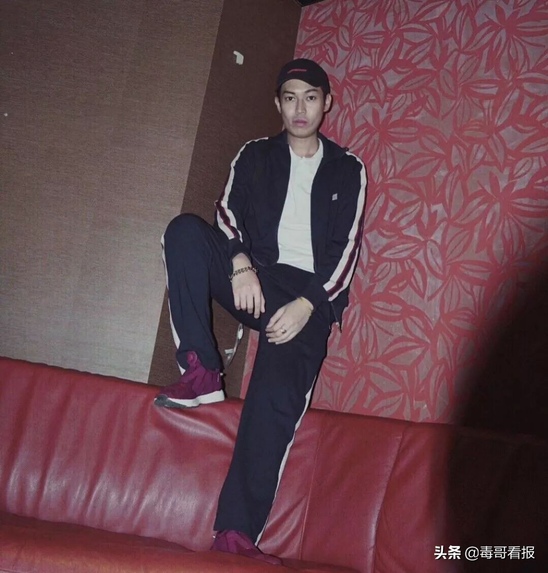 reebok什么意思啊,为什么reebok两个标志