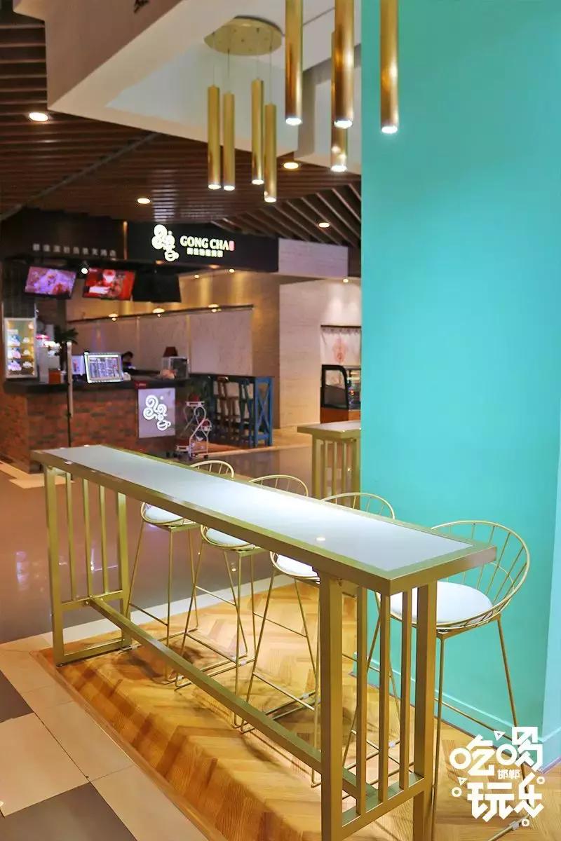 台湾第三代冷萃奶茶“麦地初茶”终于来邯郸了,时髦Girl人手一杯