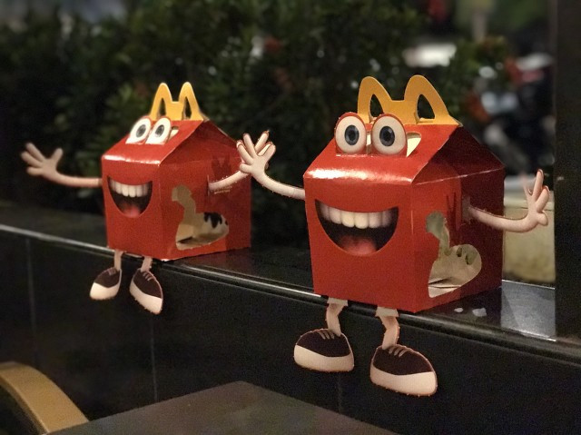 在公鸡身体里吃肯德基、小狗尾巴里吃热狗，奇葩星球餐厅什么样