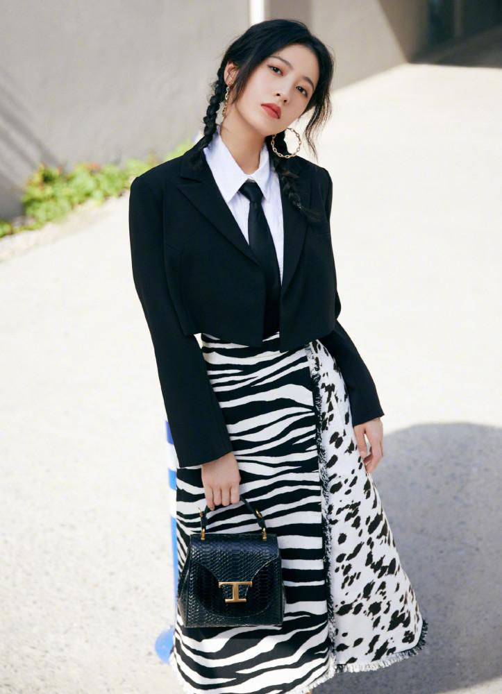 西装外套又长又宽怎么穿,西装外套怎么选越短越时髦