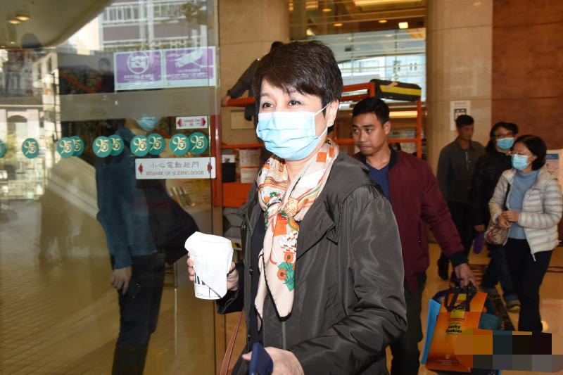 赌王何鸿燊疑病情加重,三太四太现身表情严肃,二人打扮却差距大