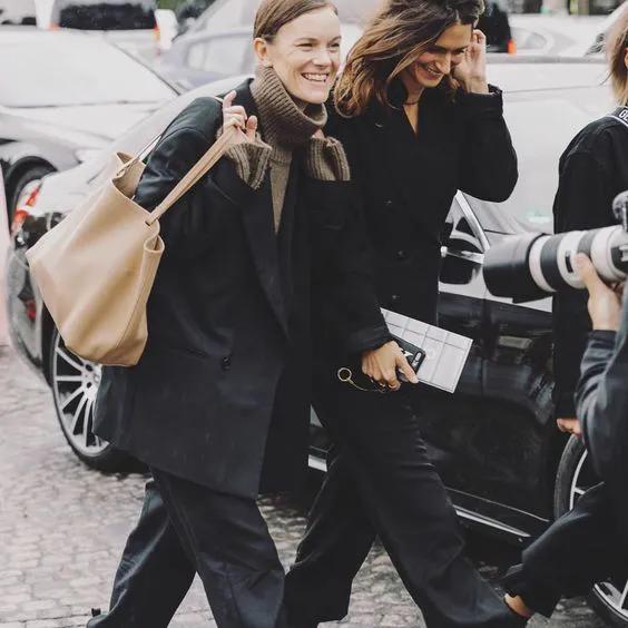 一件风衣穿10年！这位前VOGUE编辑才是职场穿搭范本吧