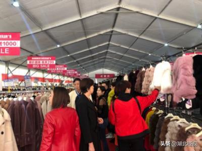 武汉人自己的狂欢！数千人齐聚汉口北海宁皮革品牌广场畅玩“嗨皮大团购”