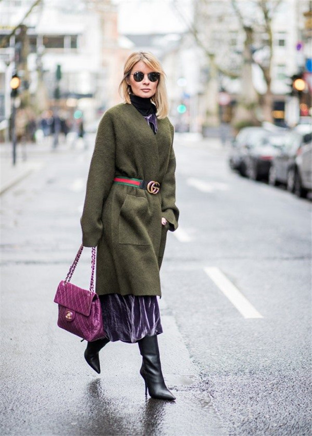 脸色暗黄穿高级灰减龄吗,女人过了40岁别总穿一身黑