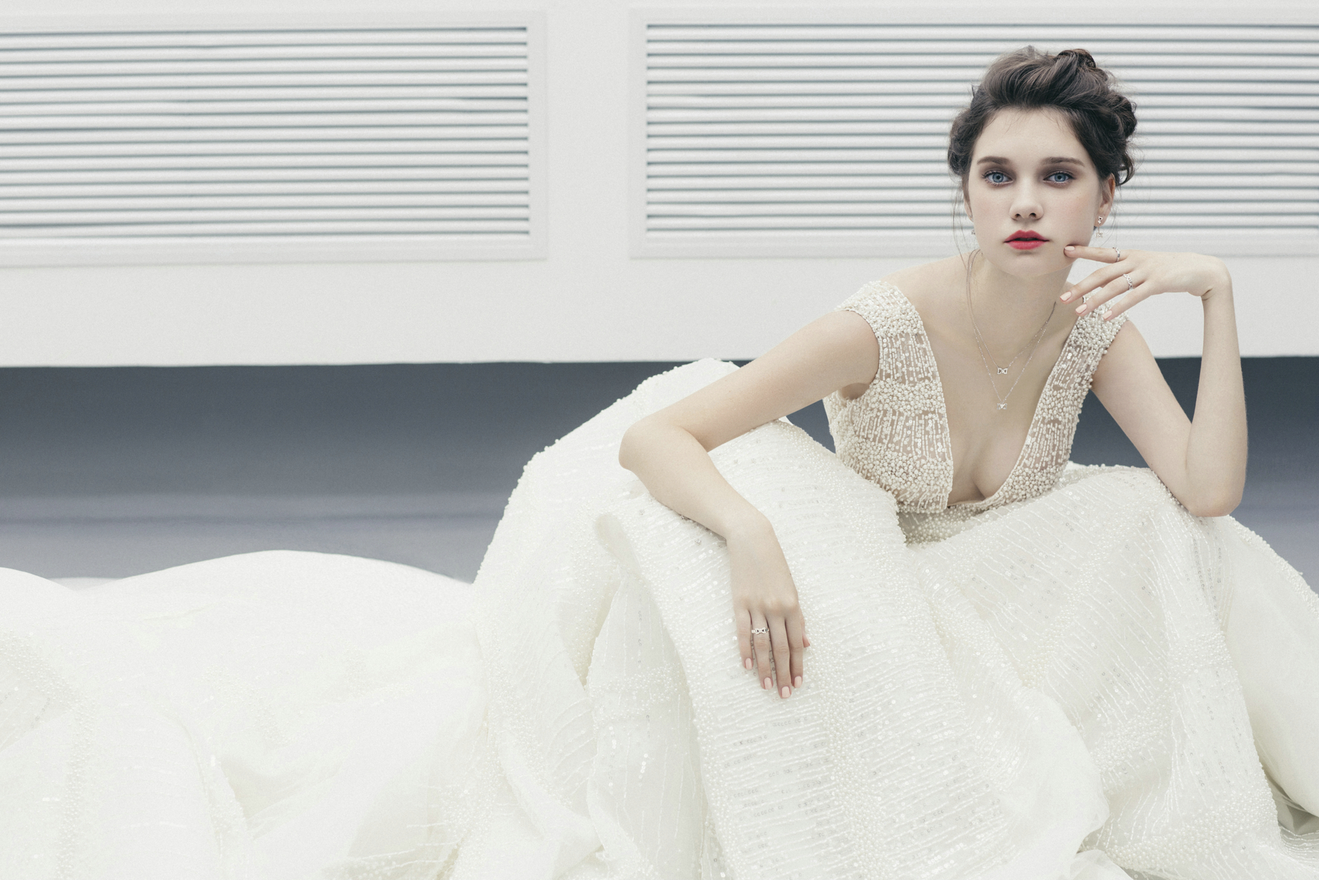 结婚戒指戴右手中指女生啥意思,男人右手中指戴戒指是什么意思