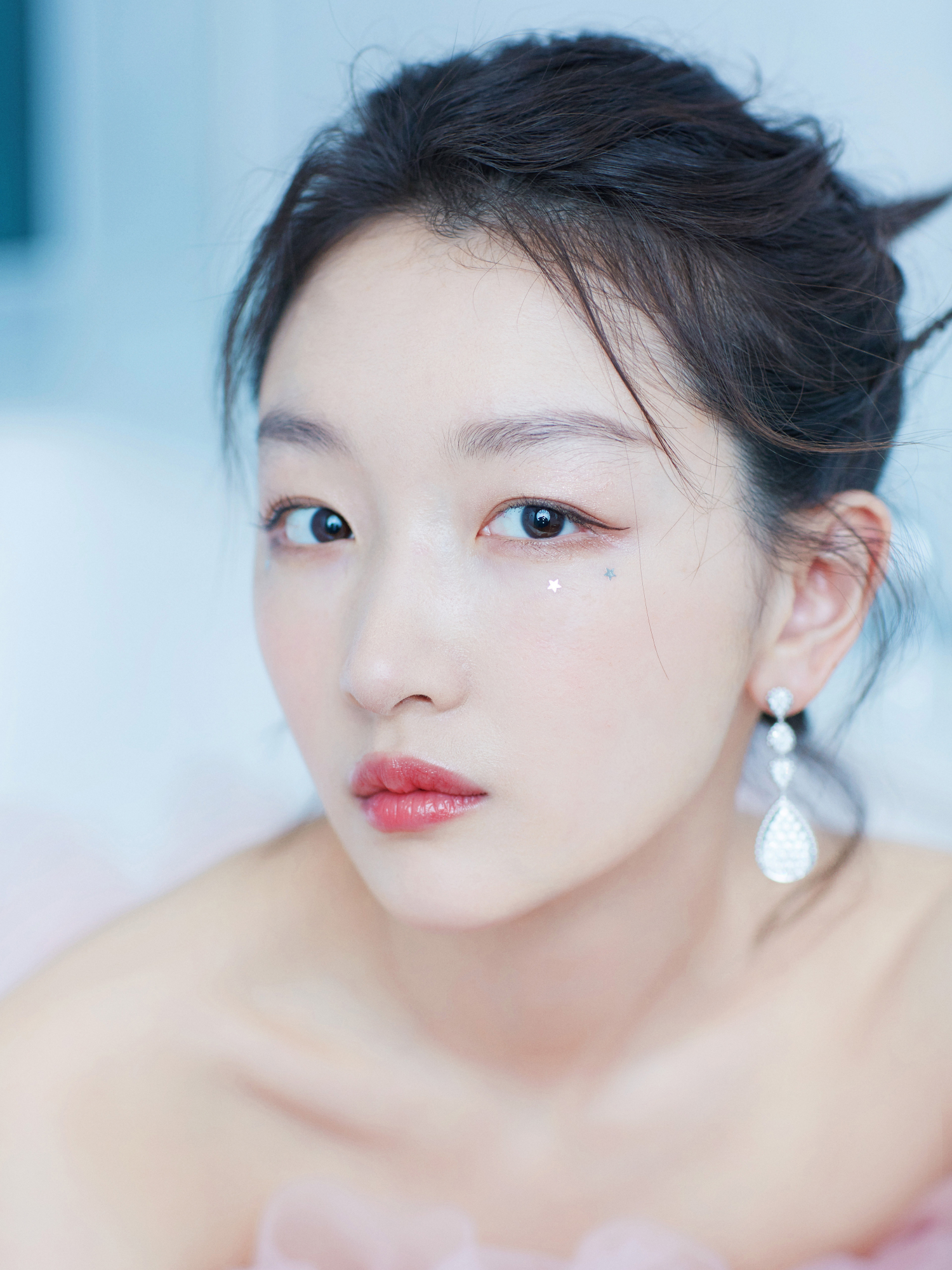 周冬雨身高162是真的吗,周冬雨162度穿衣打扮