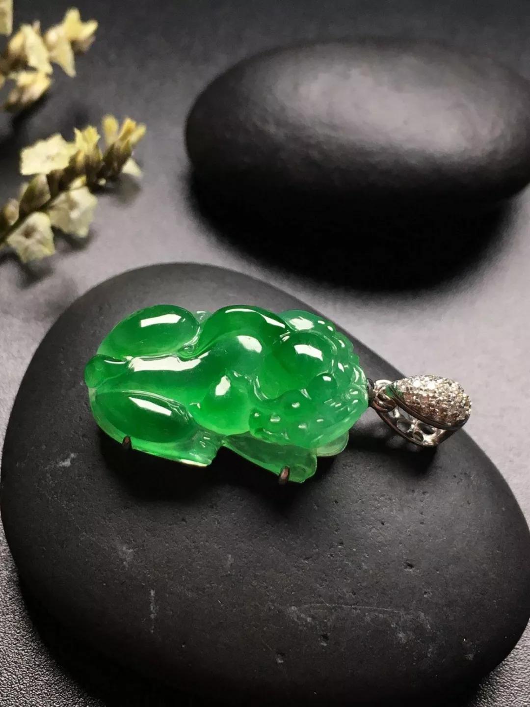 翡翠车挂件的寓意,翡翠蝙蝠挂件寓意