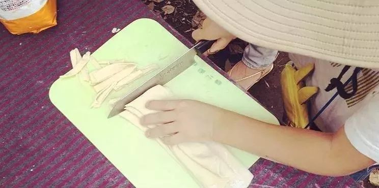 动刀抡锤，玩火涉水，这样的公园为何还能吸引那么多父母？