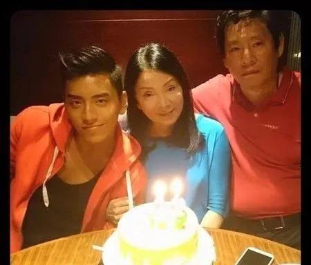 比起老男人,她果然还是更爱富二代啊