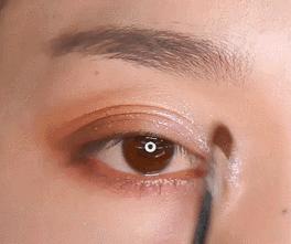 眼妆画完一会就脏掉了,眼妆一画就显得凶