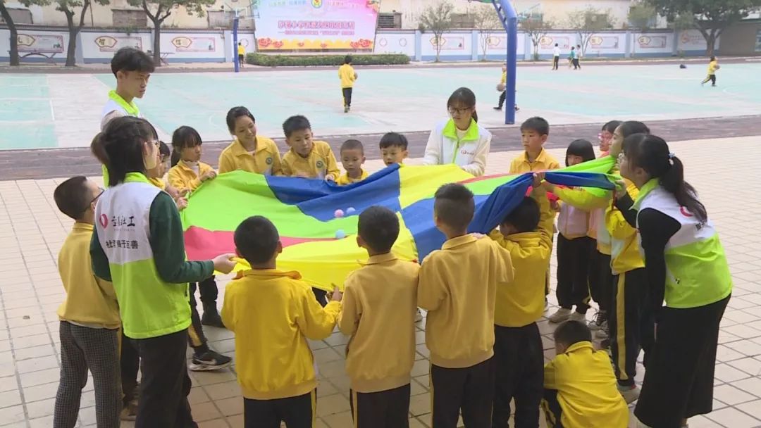 星期天小孩子特别开心,一到周末小孩就开心