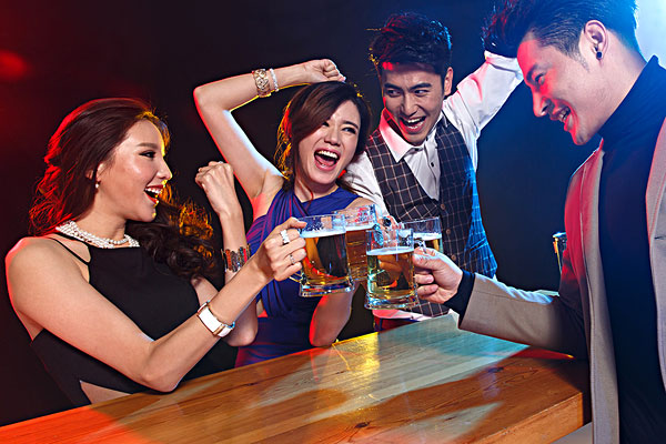 从拿酒杯喝酒可以看出一个人性格,酒后看性格你是哪种性格