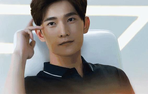 杨烁从年轻到现在颜值变化,杨烁是帅还是有魅力