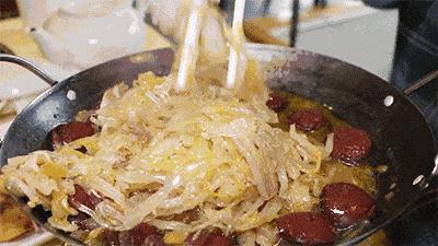 德国人对香肠爱得深沉，中国人同样对香肠欲罢不能（菲李漫画）