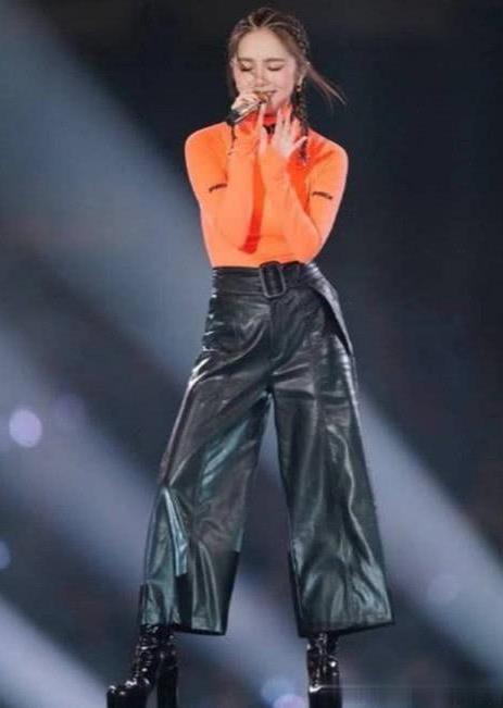 邓紫棋的皮裤怎么穿好看,邓紫棋黑色紧身弹力裤穿搭