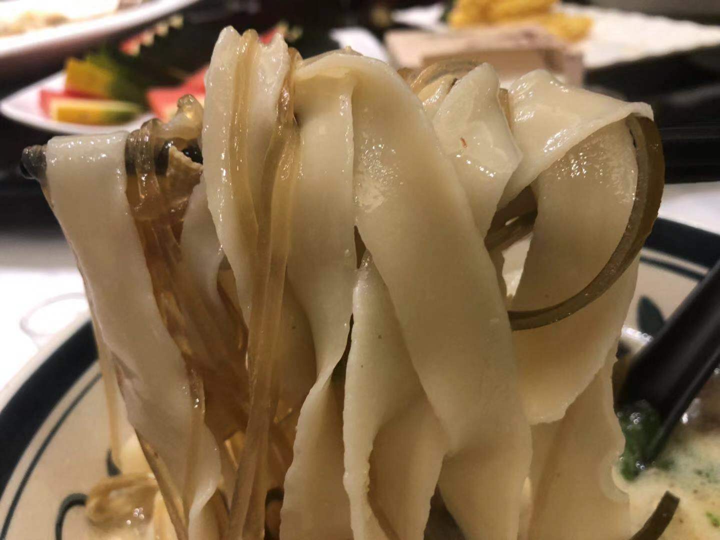 郑州石磨烩面喧嚣热闹，深夜开车路过吃一碗，这几道硬菜过目不忘