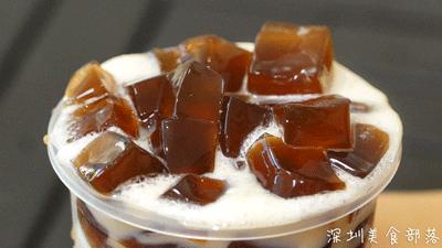 跨世纪的黑砖奶茶店，每天卖30块“金条”