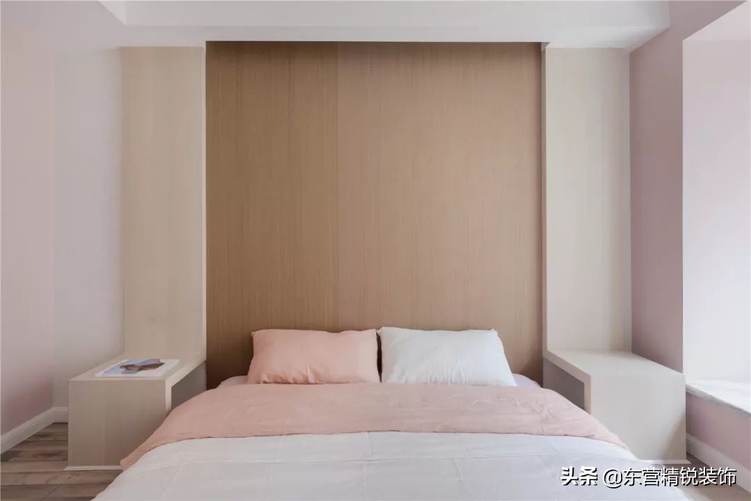 主卧背景墙护墙板装修效果图大全,100平方现代轻奢护墙板装修多少钱