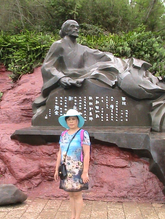 带着孙女去海边,奶奶带着小孙女在北海涠洲岛玩