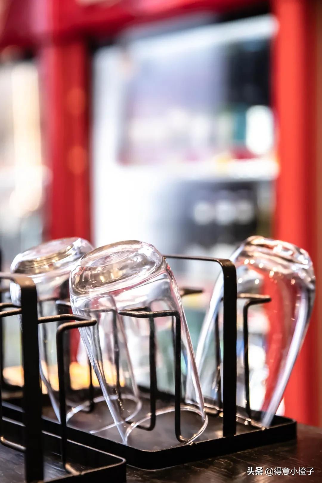 楼顶喝酒看日出,楼顶喝酒夜景视频实拍