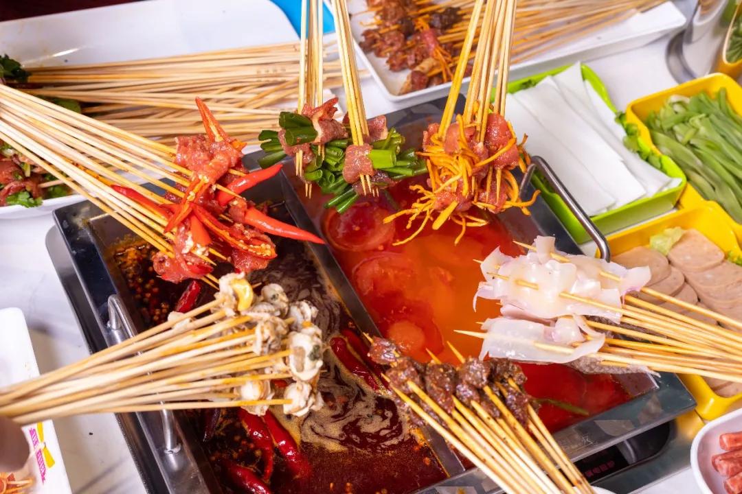 只此一家的牛腩串串火锅C位出道，19块9请你放肆开涮