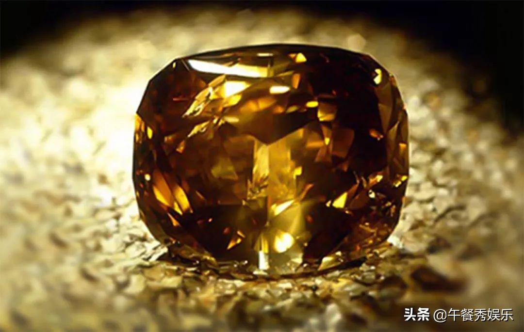 泰国国王王冠有蓝钻,泰国国王有多少黄金