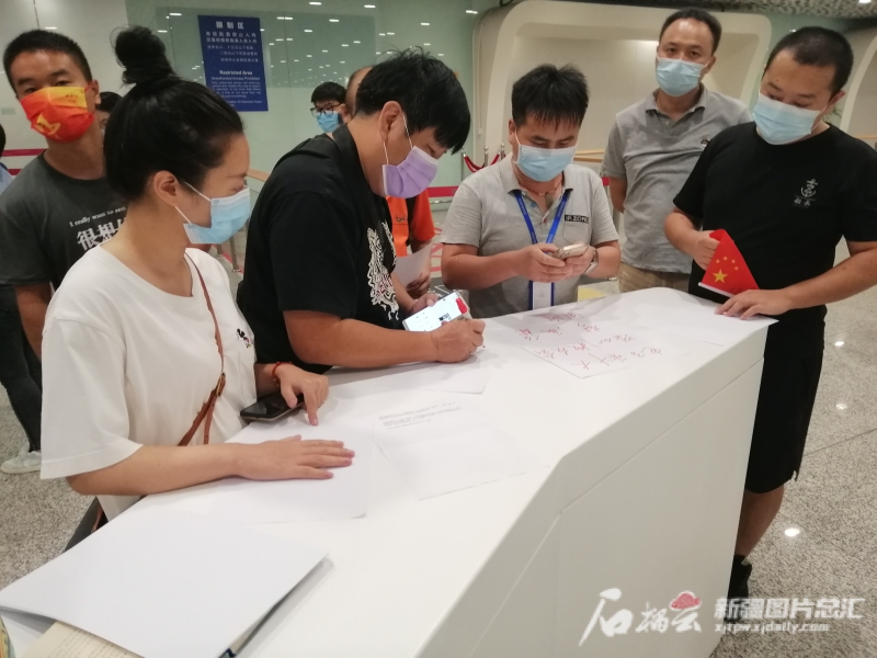 在最近的地方迎晚舟——记者深圳宝安机场见闻