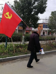 潢川付店老兵抗疫路上不退色：珍藏绿军装 红心永向*党**