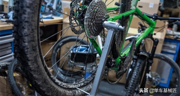 变速器尾钩变形了怎么办,变速器尾钩为什么会碎