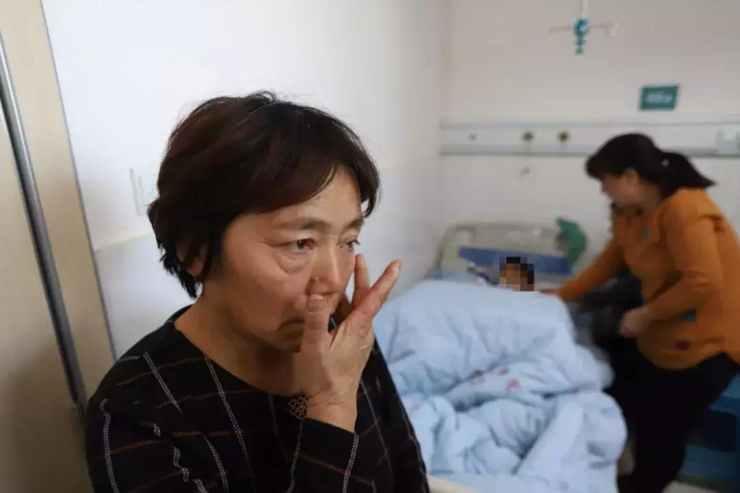 8岁男孩被泼开水后续,痛心七岁男童落水竟没人管