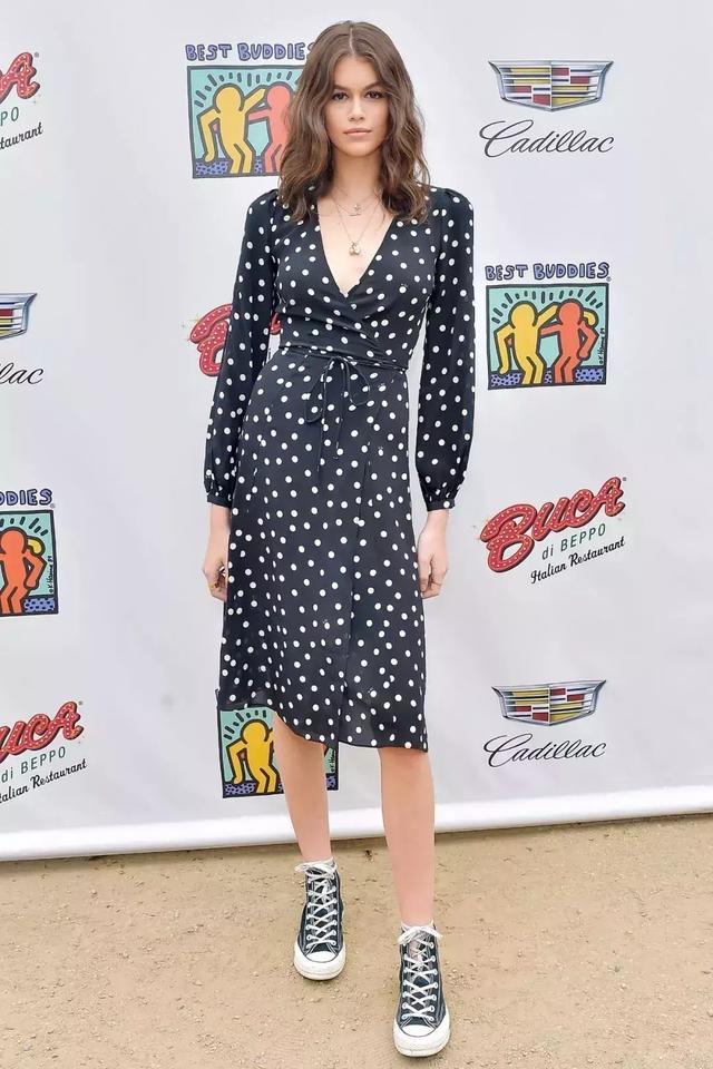 半腰裙今年最流行,今年最流行的显得高贵女士裙