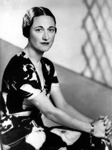 辛普森夫人最后回到王室了么,辛普森两任妻子